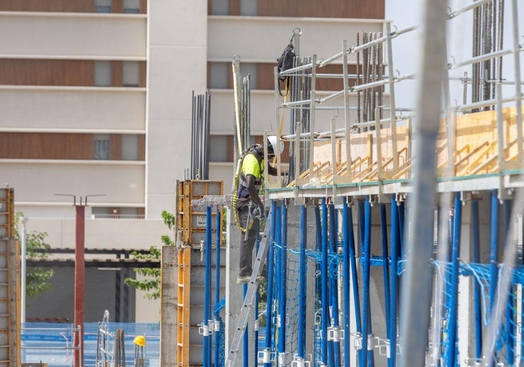 Tres institutos formarán por primera vez en Granada a los futuros albañiles