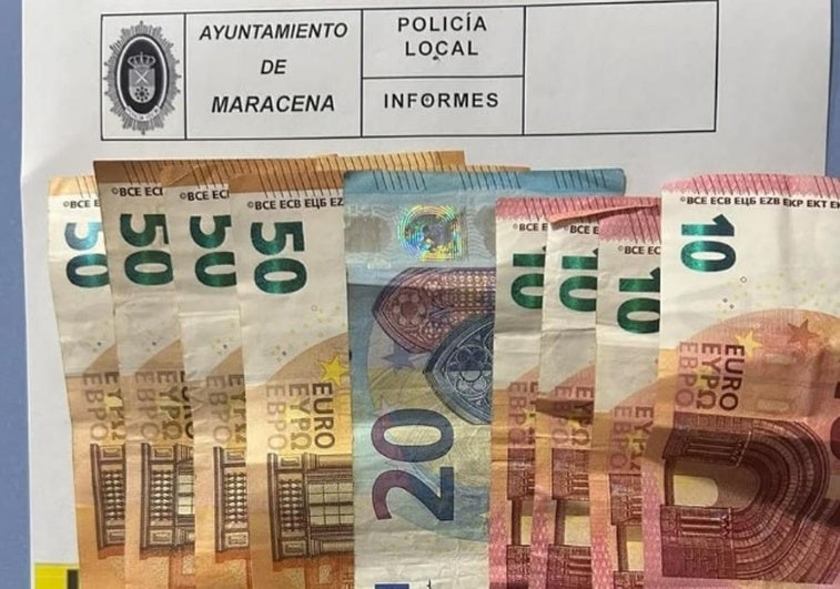 Encuentra una cartera con 270 euros en Maracena y la entrega a la Policía: «Un maravilloso gesto»