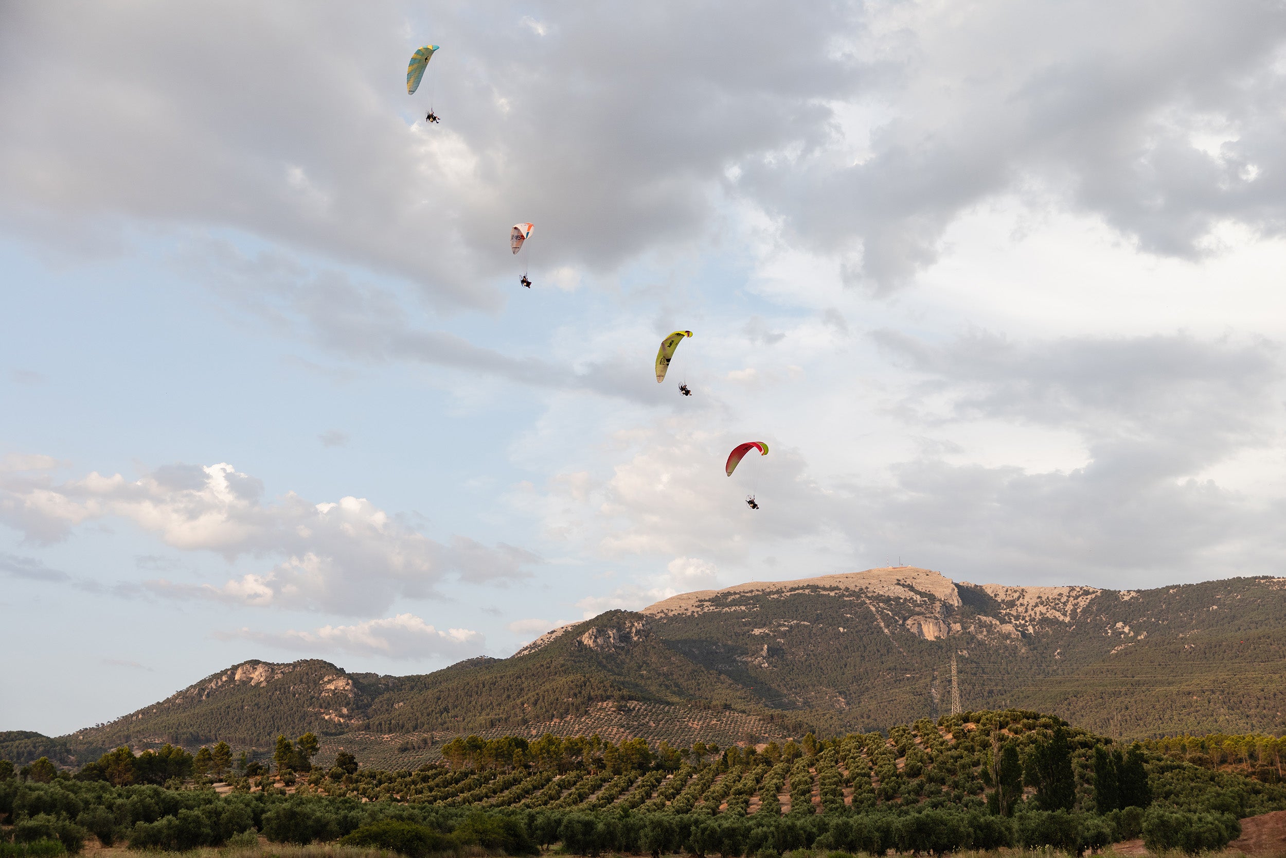 Acrobacias en el aire en la Sierra de Segura.
