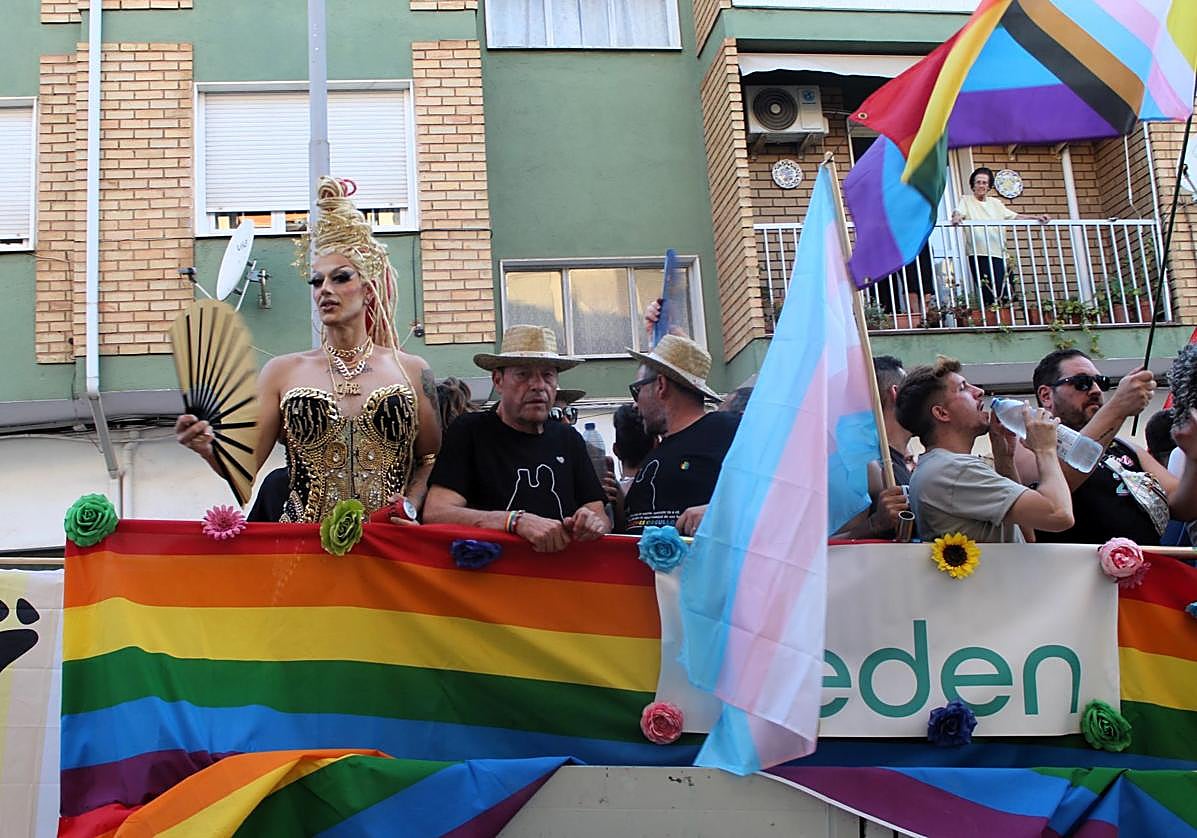 Una de las carrozas que participó en el desfile del Orgullo en Vilches.