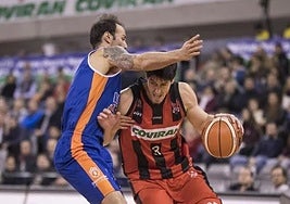 Almazán (d), como jugador del Covirán, intenta penetrar.