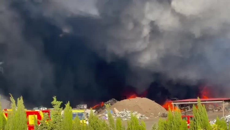 El incendio del desguace de Padul, desde cerca
