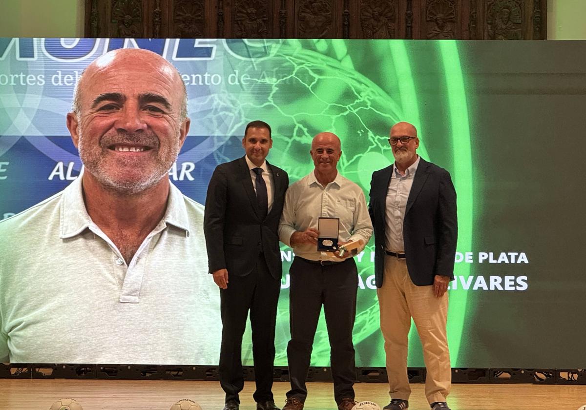 Luis Aragón, concejal de Deportes de Almuñécar, recibe la medalla de plata de la Federación Andaluza de Balonmano