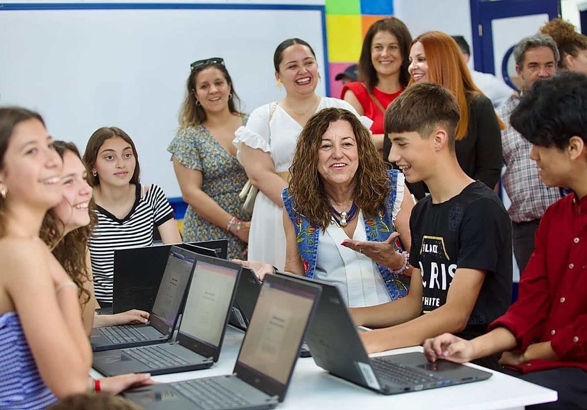 La consejera de Desarrollo Educativo, María del Carmen Castillo, con alumnos en una visita a un aula.