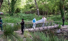 Traslado del cadáver al coche fúnebre tras ser encontrado en la Fuente de la Bicha.