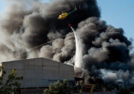 Arde un desguace en Padul y la columna de humo es visible desde la capital.