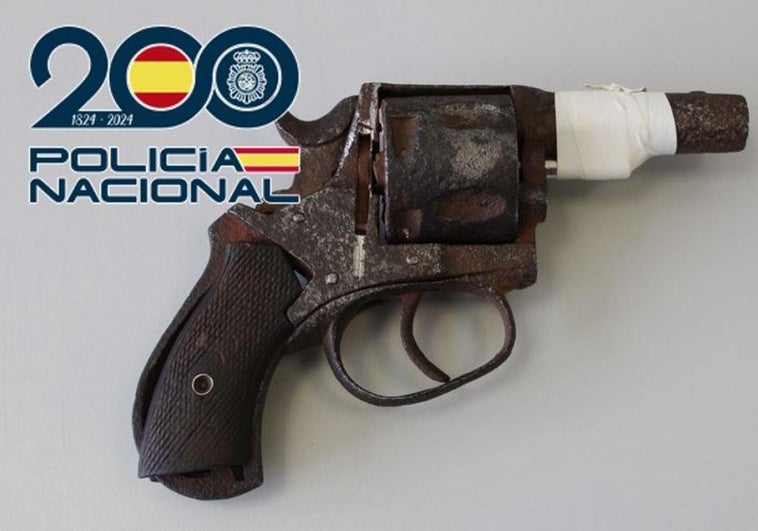 La Policía detiene a un hombre que llevaba un revólver de madrugada en Granada