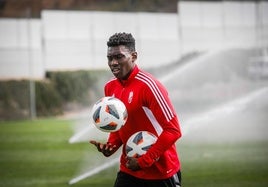 Samu, en un entrenamiento con el Granada.