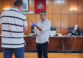 Momento en que se muestra el filo del arma homicida.