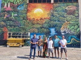 El festival 'Salorgullo' finaliza con la elaboración de un mural en la fachada del polideportivo