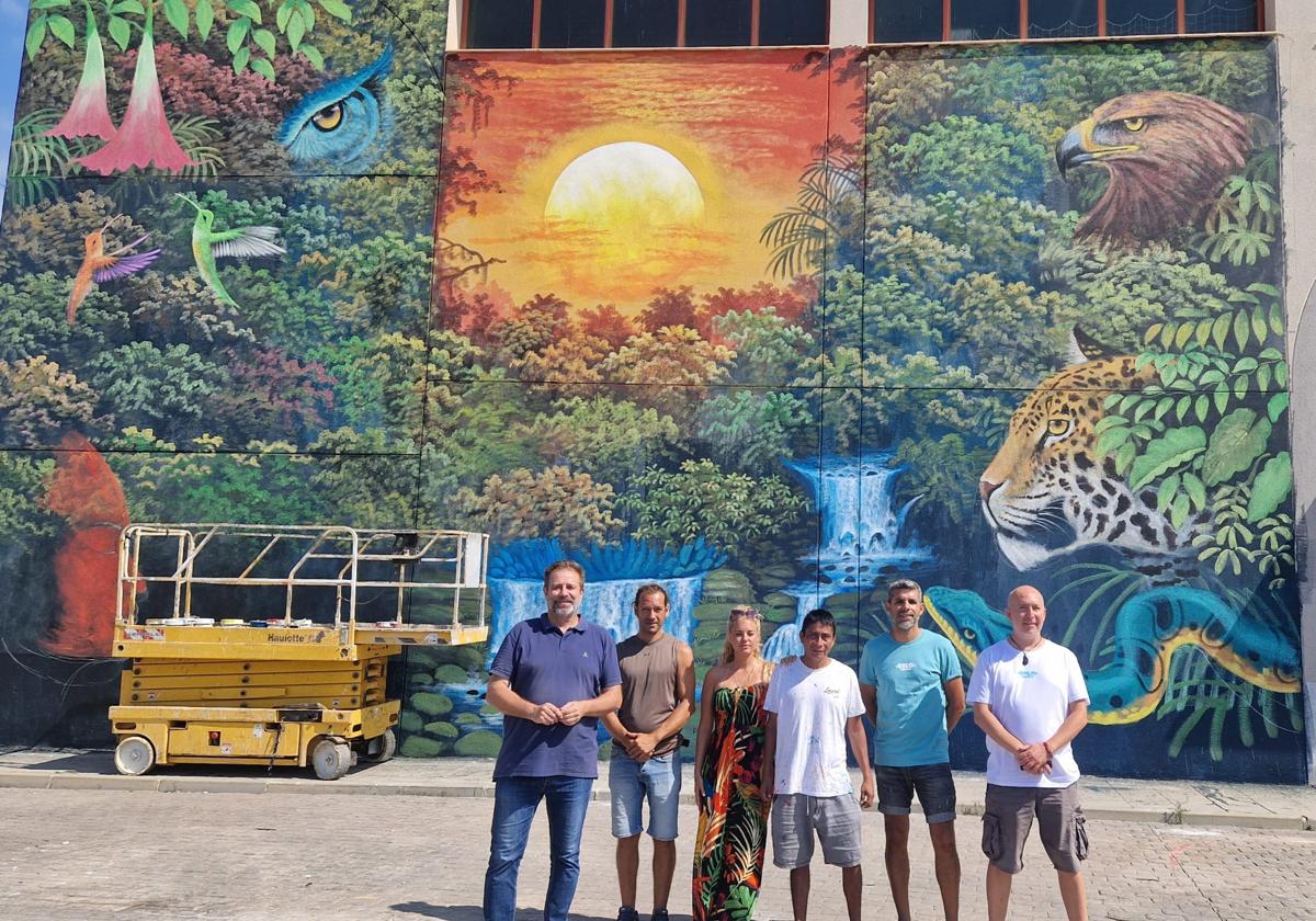 El festival 'Salorgullo' finaliza con la elaboración de un mural en la fachada del polideportivo
