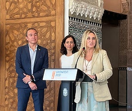 De derecha a izquierda, la alcaldesa Carazo compareciendo ante la prensa junto con María del Carmen García y Julián Ramírez