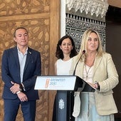 De derecha a izquierda, la alcaldesa Carazo compareciendo ante la prensa junto con María del Carmen García y Julián Ramírez