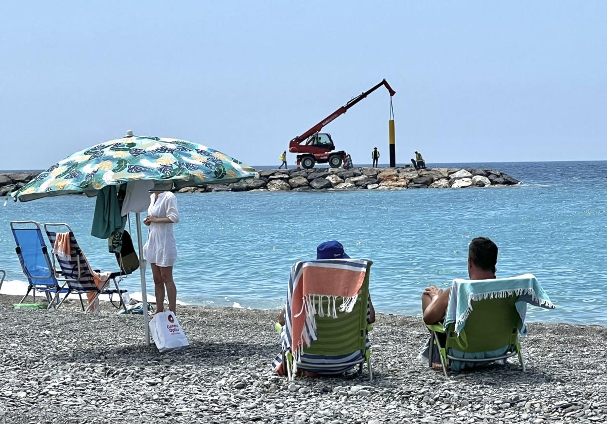 Baliza de señalización sobre el espigón de Playa Granada.