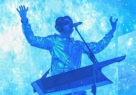 Guille Milkyway, líder de La Casa Azul, en un momento de una actuación.