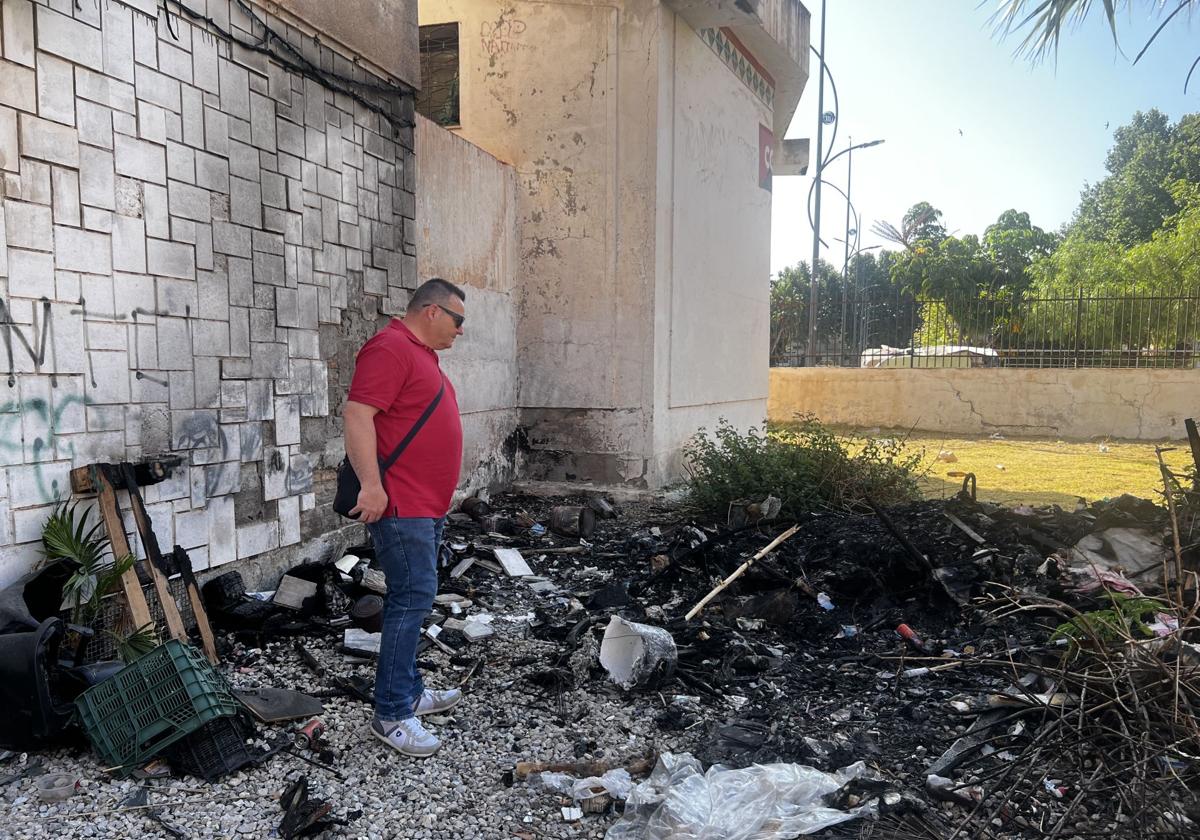 Juan Rivas junto a la choza quemada en la sede de UGT en Motril.