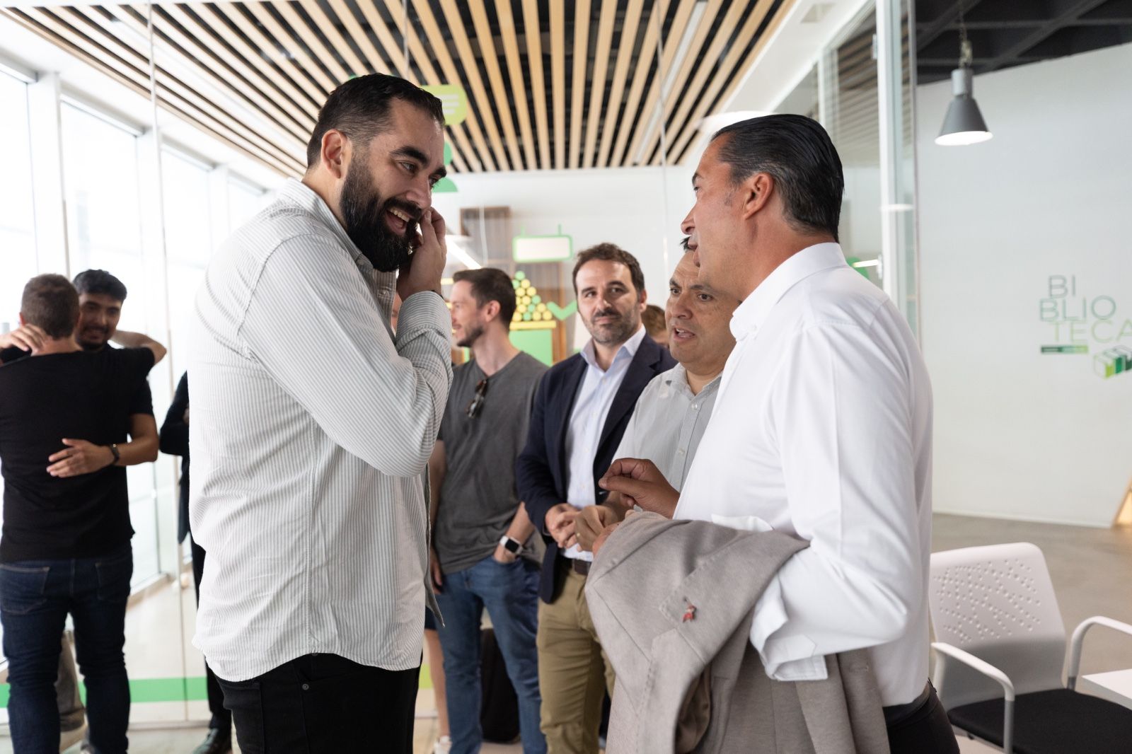 Díaz y Fernández-Arenas dialogan con el concejal Iglesias. pepe marín