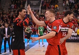 Elias Valtonen (d) celebra la victoria ante el Joventut con Pere Tomàs.