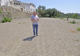 El alcalde de un pueblo de Granada invierte su primera paga anual en un terreno para la comunidad