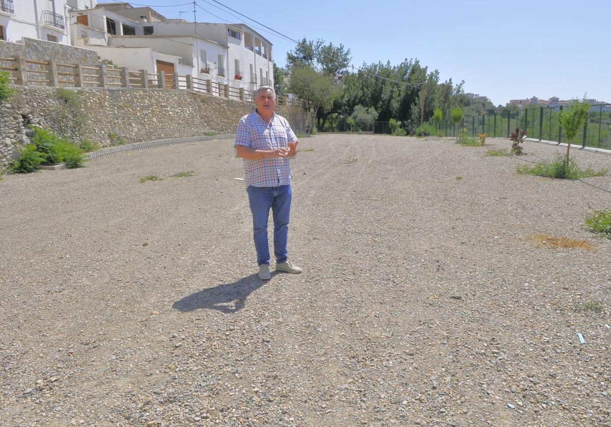 El alcalde de un pueblo de Granada invierte su primera paga anual en un terreno para la comunidad