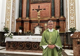 El párroco Pepe en la Iglesia de la Encarnación de Motril.