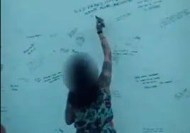 Sorprenden a una mujer de 43 años realizando pintadas en una zona protegida del Mirador de San Nicolás
