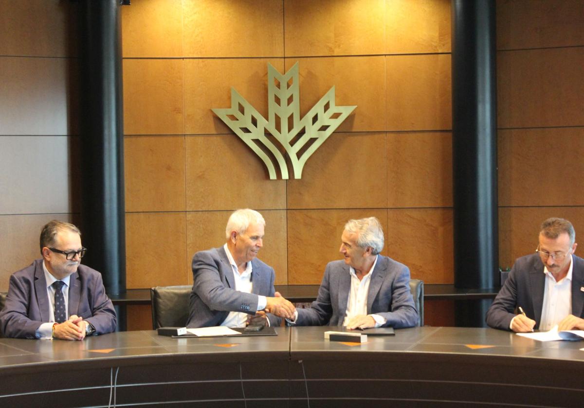 Acto de la firma del acuerdo.