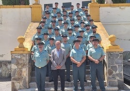 Foto de equipo de los nuevos agentes, con el subdelegado y el teniente coronel.