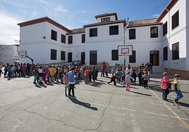 Alumnos en el patio del Gómez Moreno en una imagen de archivo.