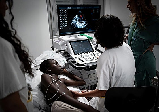Una cardióloga examina a Sambel, uno de los niños guineanos operados en el Virgen de las Nieves.