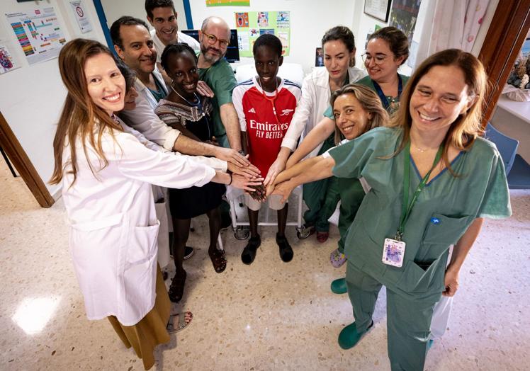 Solagne y Sambel con el equipo del hospital Virgen de las Nieves.