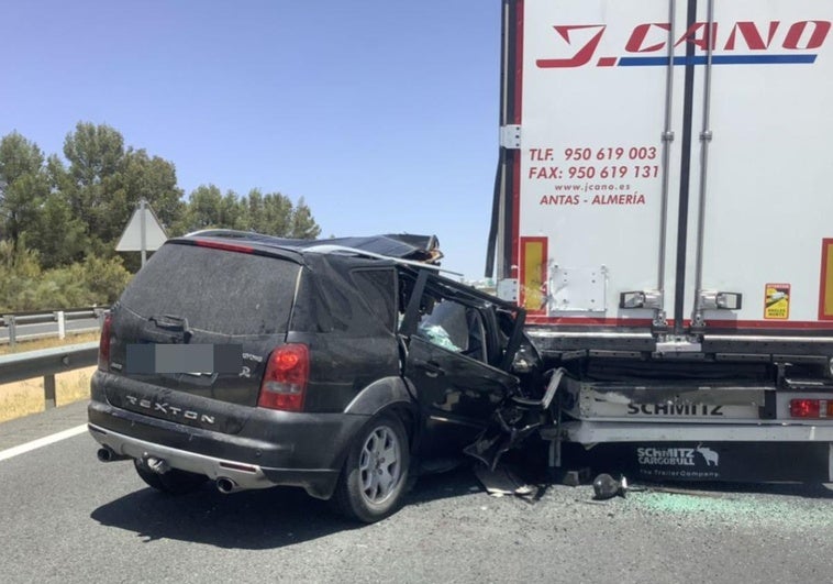 Dos heridos tras quedar atrapados con su coche bajo un camión en Guadix