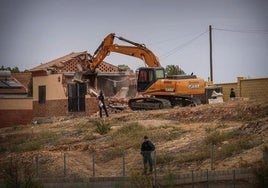 Derribo de una casa en Los Tablazos