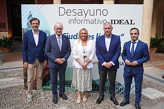 El director general de IDEAL, Antonio González, los alcaldes de Málaga, Granada y Sevilla y el director de IDEAL, Quico Chirino posan antes del comienzo del Desayuno con líderes.