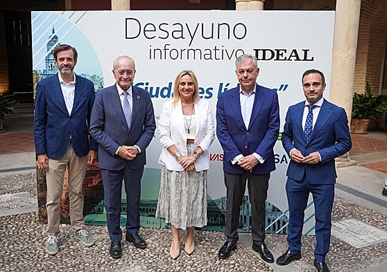Antonio González (i), director general de IDEAL y Sur, y Quico Chirino, director de IDEAL (d), junto a los alcaldes de Málaga, Granada y Sevilla.