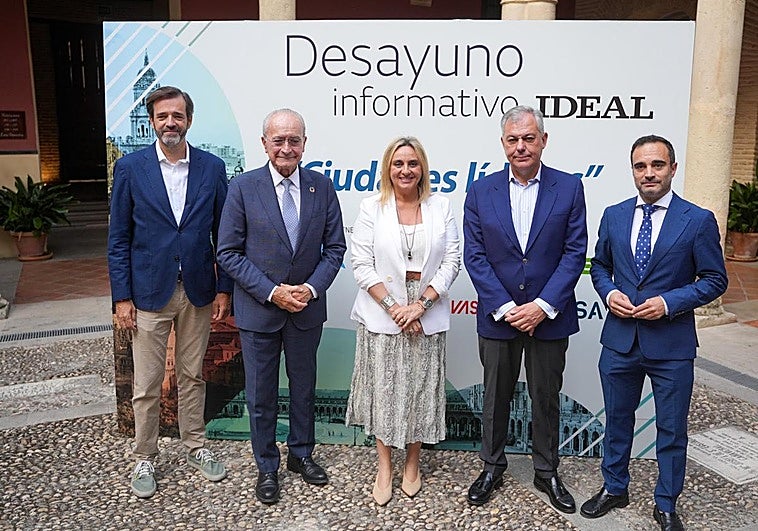 Antonio González (i), director general de IDEAL y Sur, y Quico Chirino, director de IDEAL (d), junto a los alcaldes de Málaga, Granada y Sevilla.