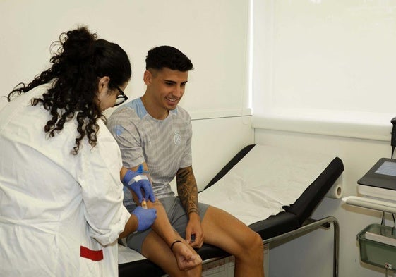 El exrojiblanco Rubén Sánchez, en pleno reconocimiento médico.