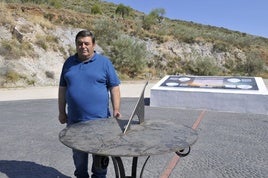 José Miguel Romera, junto al reloj de sol que ha hecho y regalado al pueblo un vecino llamado Tomás Ortega Fernández