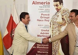 Garzón saluda a Enrique Ponce en la presentación de carteles de 2024.