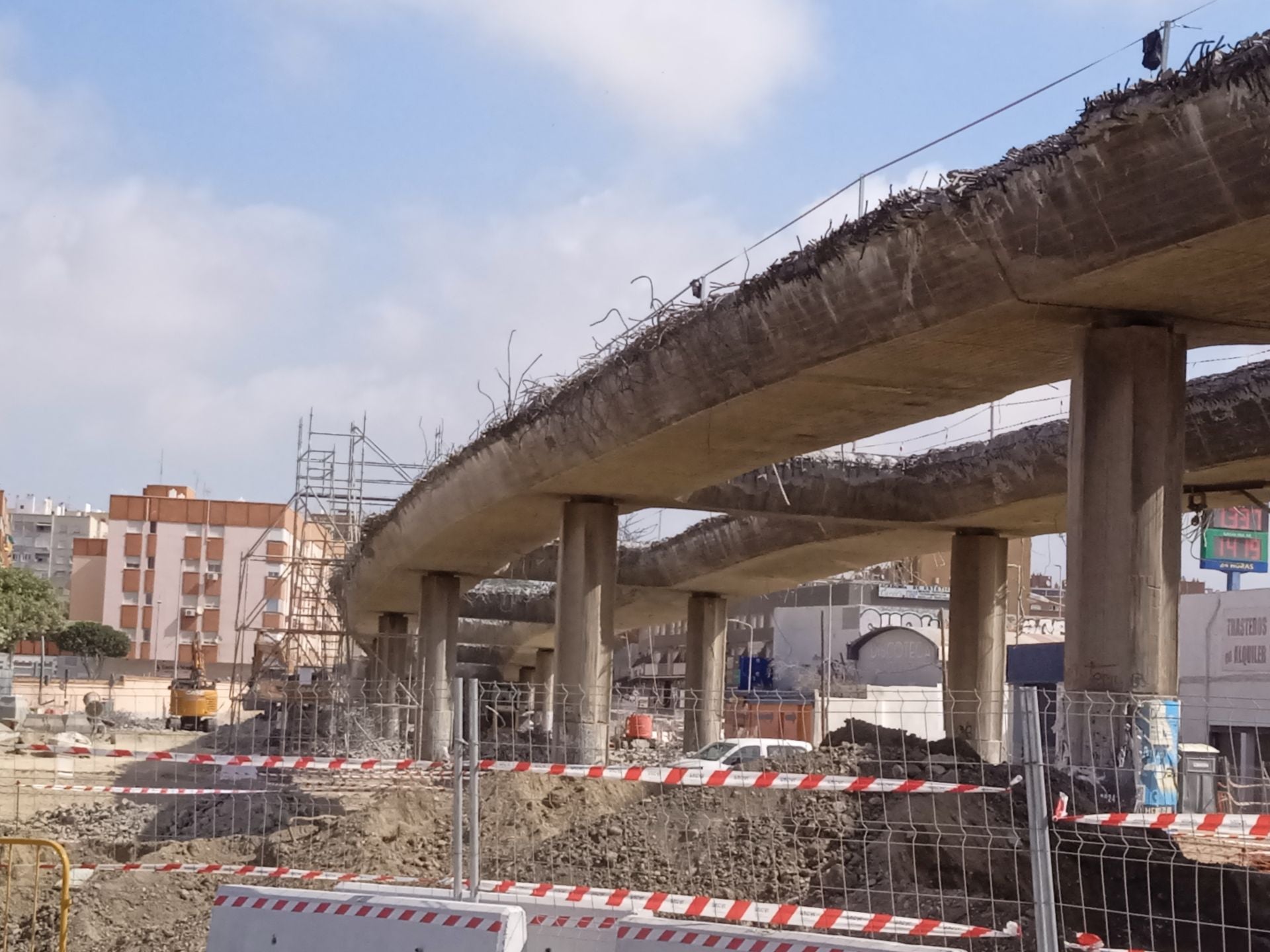 Así luce la avenida del Mediterráneo sin parte de su puente