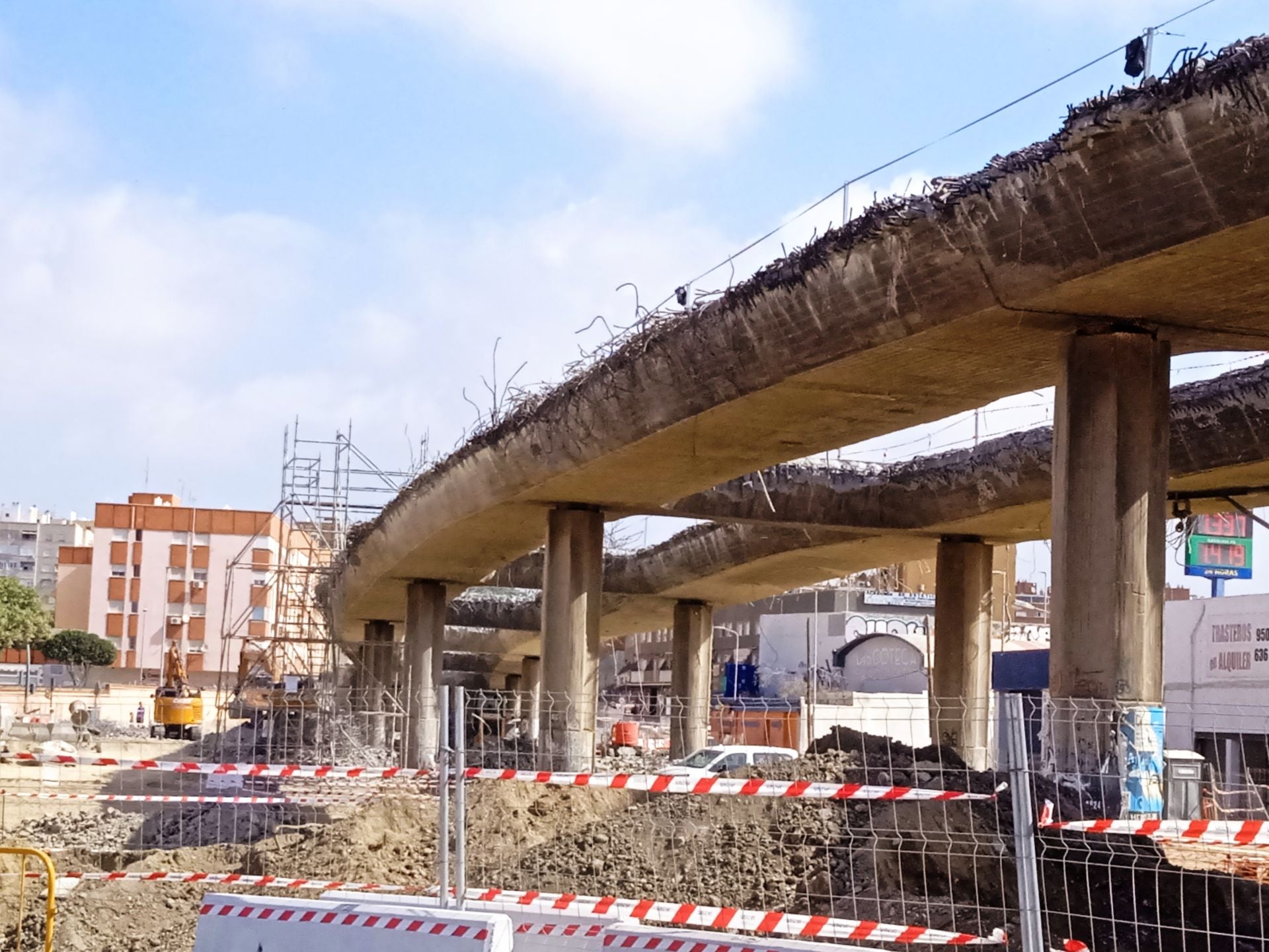 Así luce la avenida del Mediterráneo sin parte de su puente