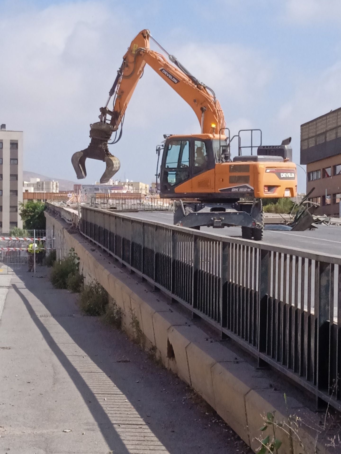 Así luce la avenida del Mediterráneo sin parte de su puente