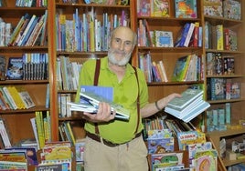 El poeta de Cáñar, Antonio Custodio Rodríguez 'Chacón', mostrando algunas de sus obras en la Librería Atlántida de Órgiva