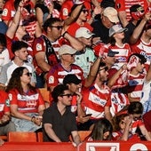 Abonados del Granada vibran con el último partido de la temporada pasada en Los Cármenes.