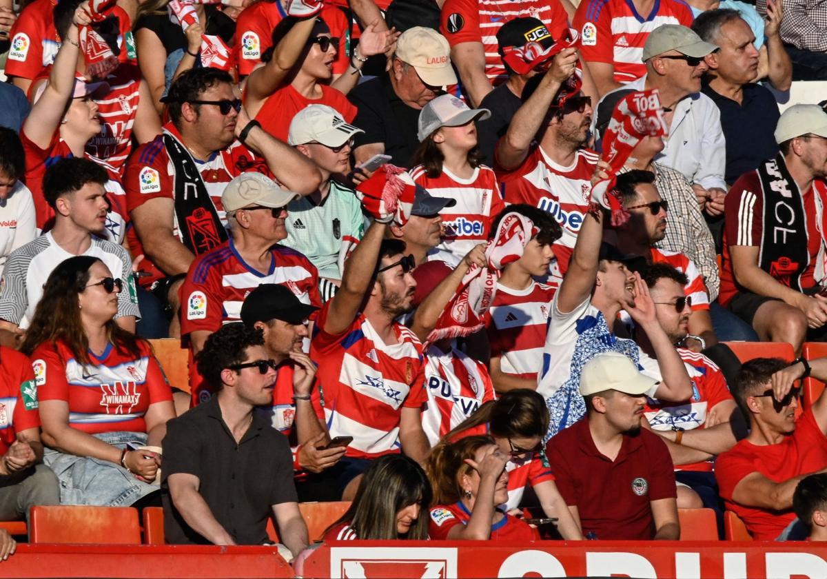 Abonados del Granada vibran con el último partido de la temporada pasada en Los Cármenes.
