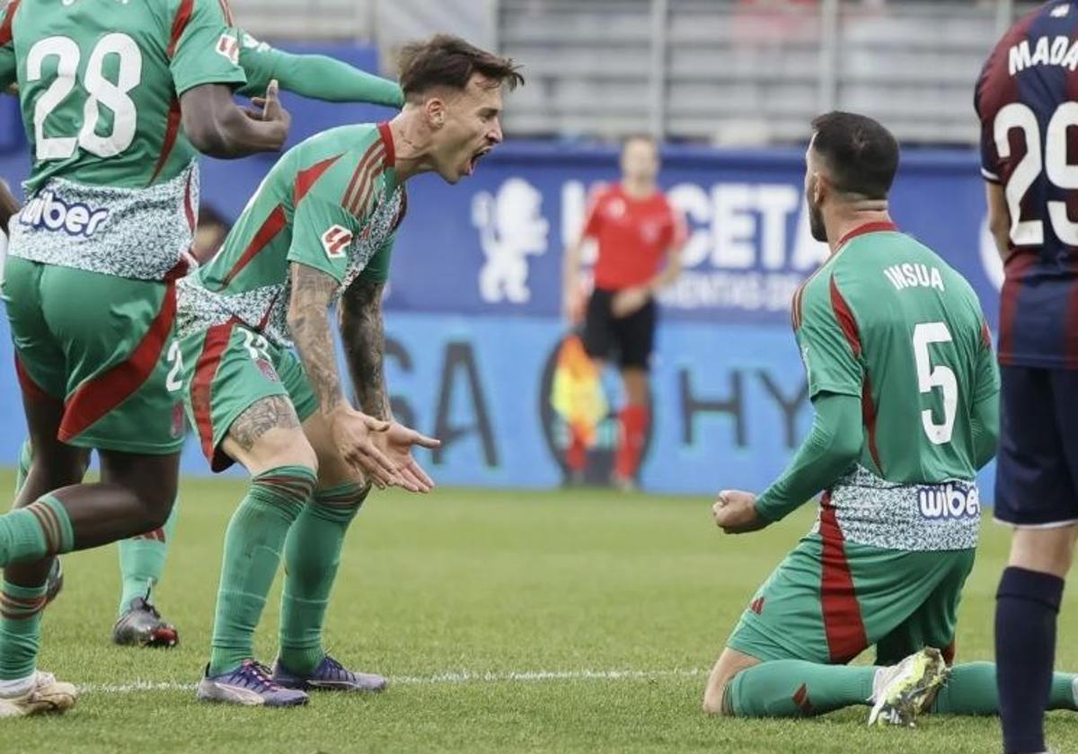 Pablo Insua celebra su gol en Ipurua la temporada pasada.