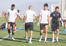 Manu Lama ofrece la mano a Stoichkov durante el entrenamiento de este viernes.