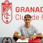 Pere Haro firma su renovación, con un anecdótico dorsal '32' con el primer equipo.