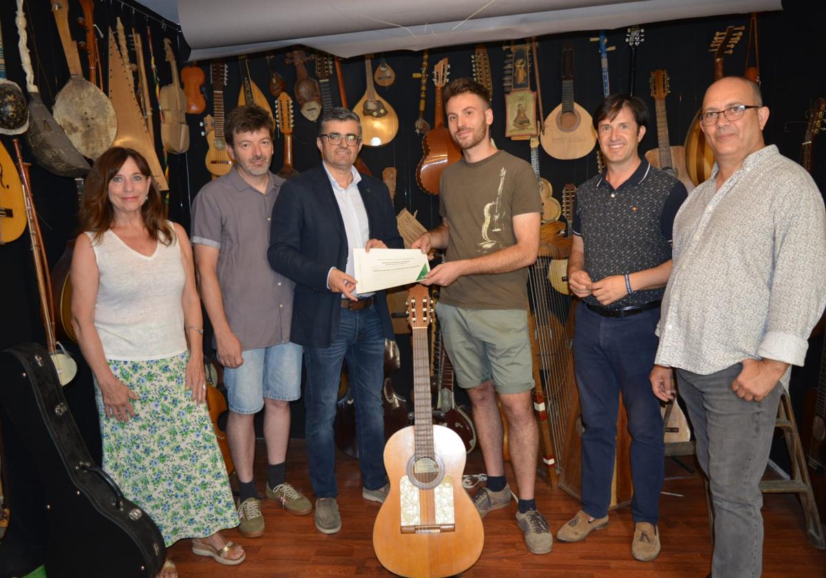 La Asociación de Guitarreros de Granada recibe la Carta de Artesano de la Junta de Andalucía
