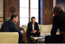 El presidente de la Junta de Andalucía, Juanma Moreno, ha recibido en el Palacio de San Telmo al presidente ejecutivo de Indra, Ángel Escribano